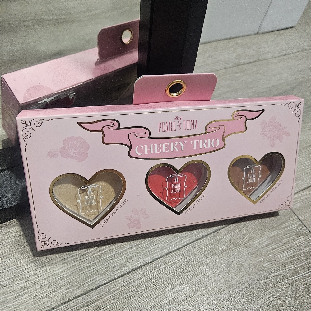 PEARL LUNA NWT Cheeky Trio Women’s Highlighter Palette - Pink/Gold/Bronze